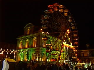 L'htel de ville et sa grande roue : une nouveaut 2002